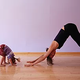 Kinderyogalehrer*in